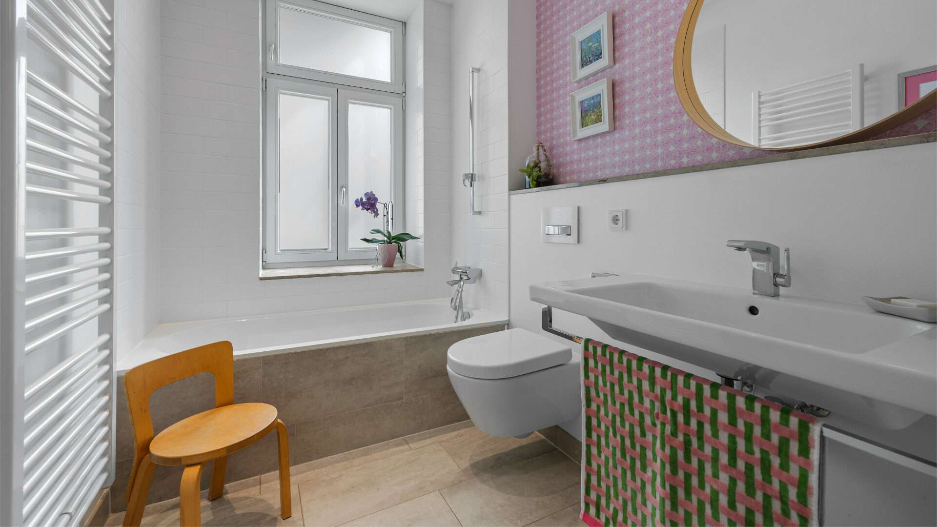 Bad mit Wanne und Fenster