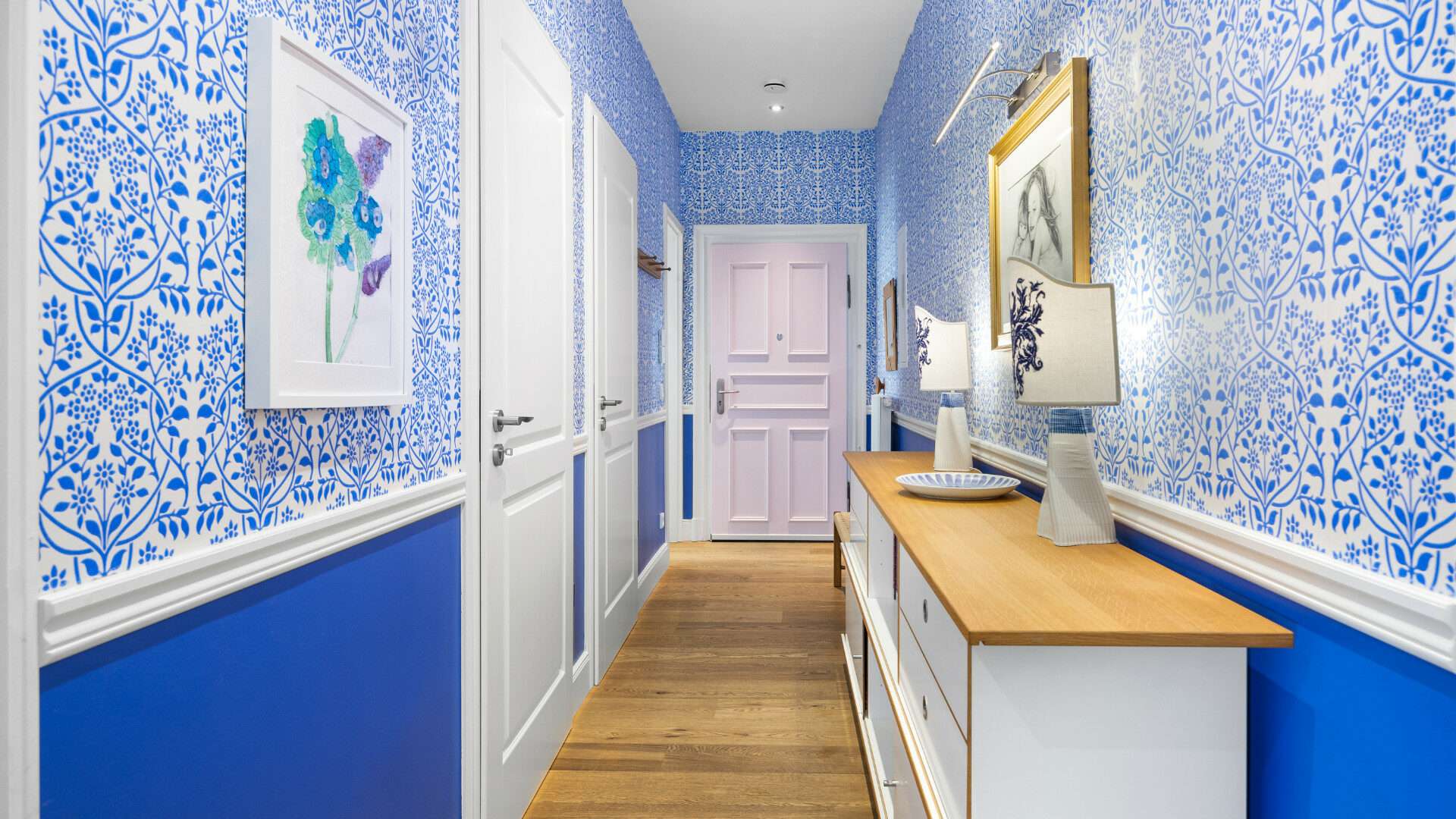 Diele in Blau in Altbauwohnung