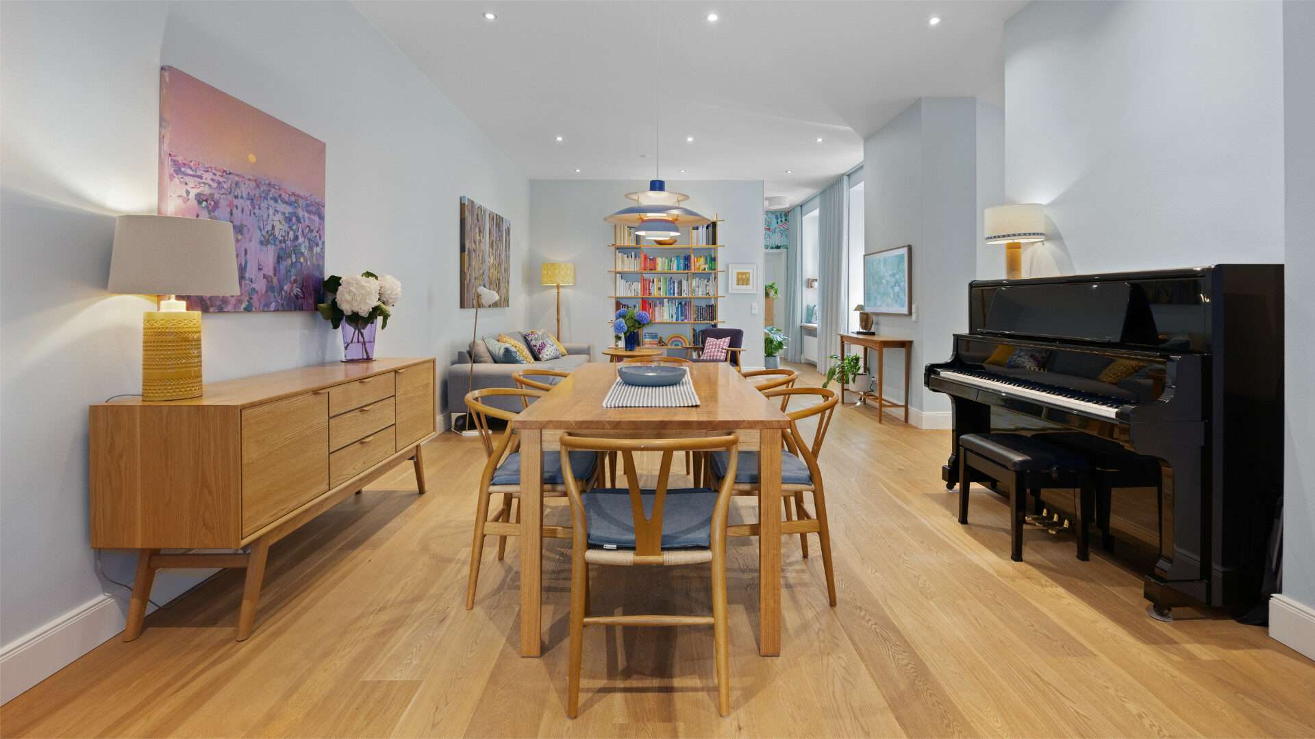 Wohnzimmer mit Essbereich und Klavier