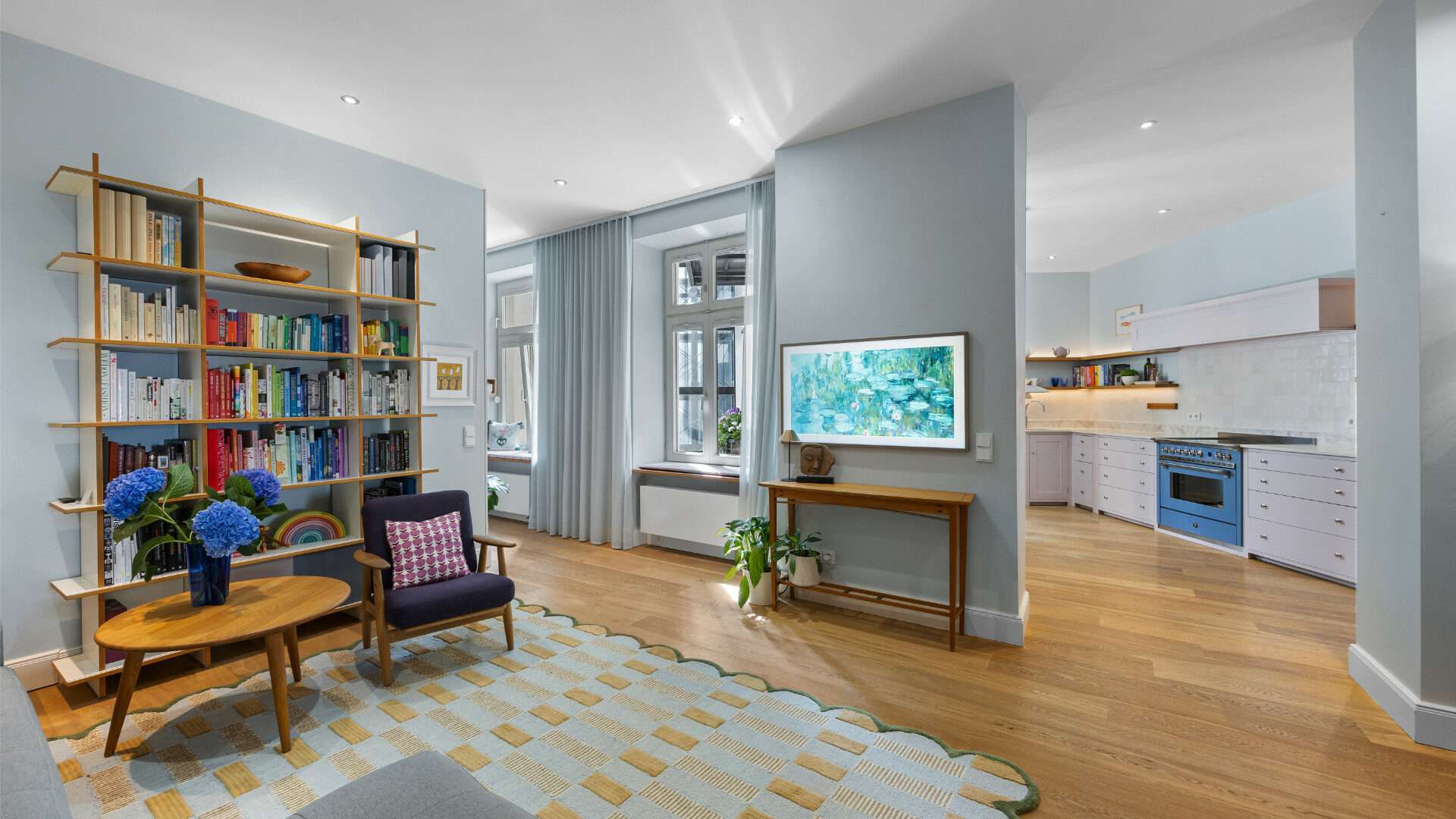 Wohnzimmer mit Blick in die Küche