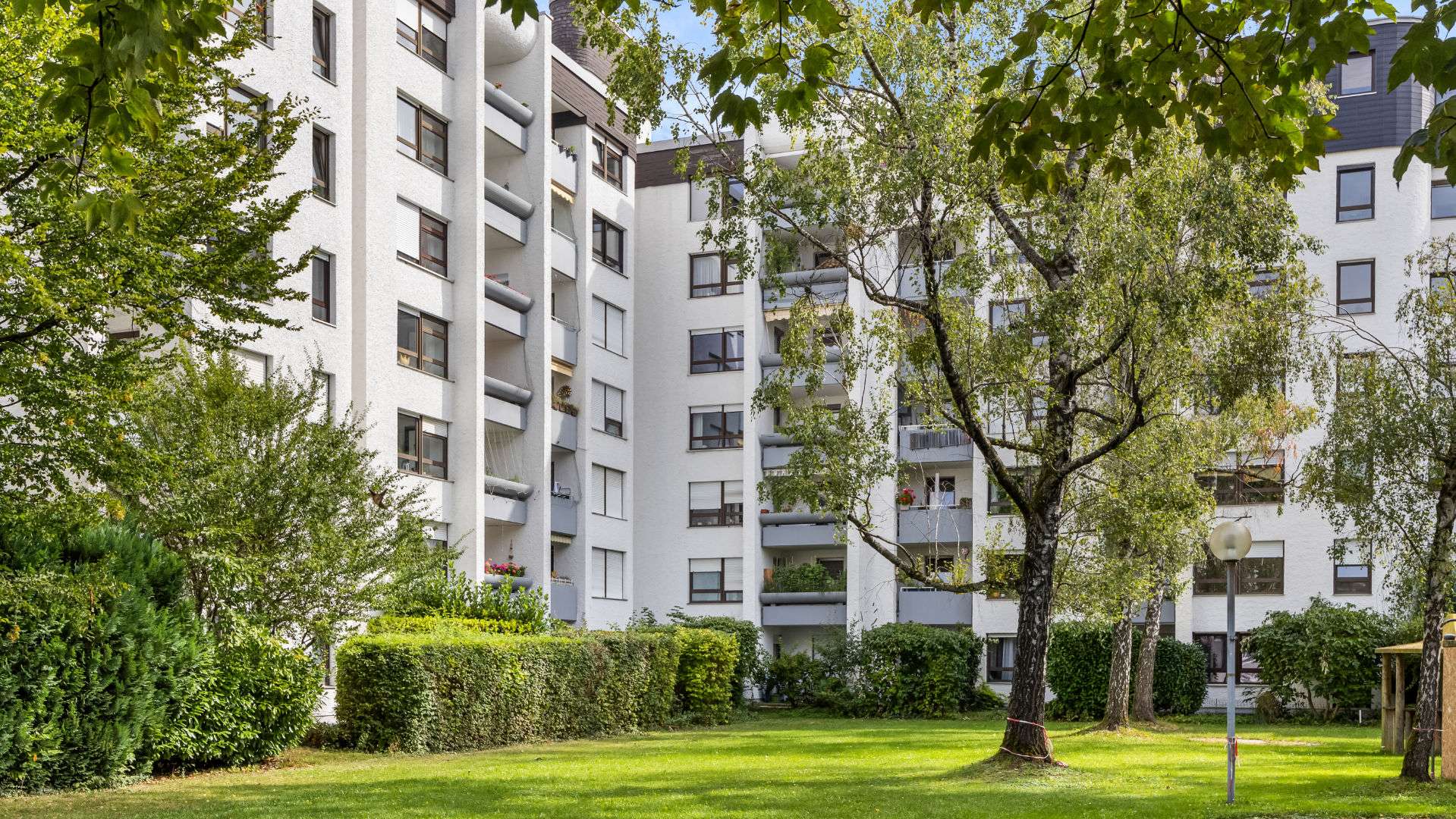 Mehrfamilienhaus auf grünem Grundstück