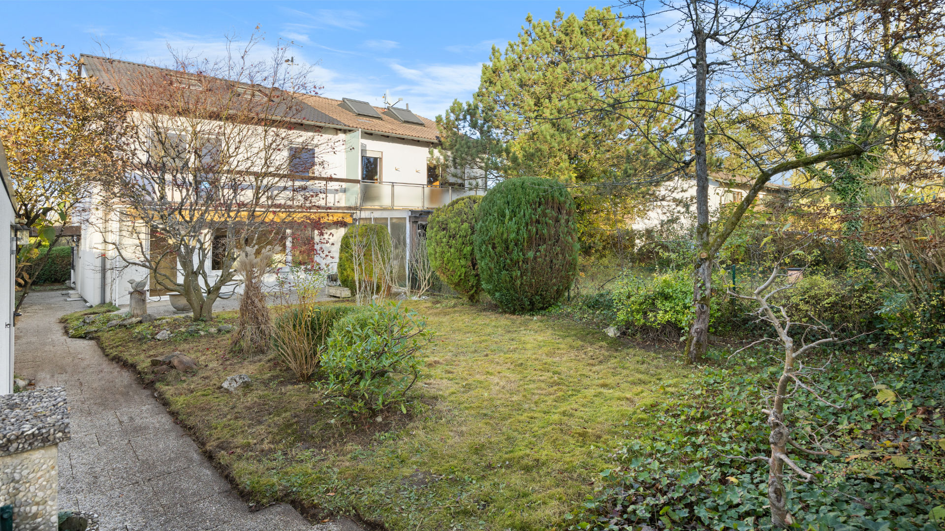 Haus mit Zugangsweg und Garten