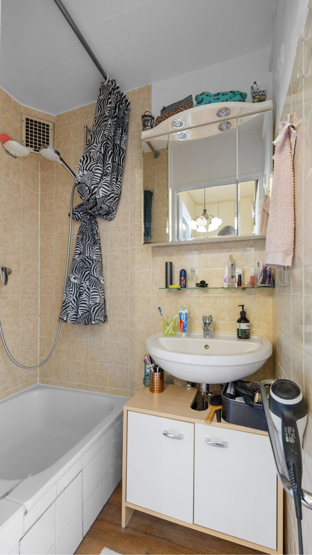 Bad mit Duschbad und Waschbecken
