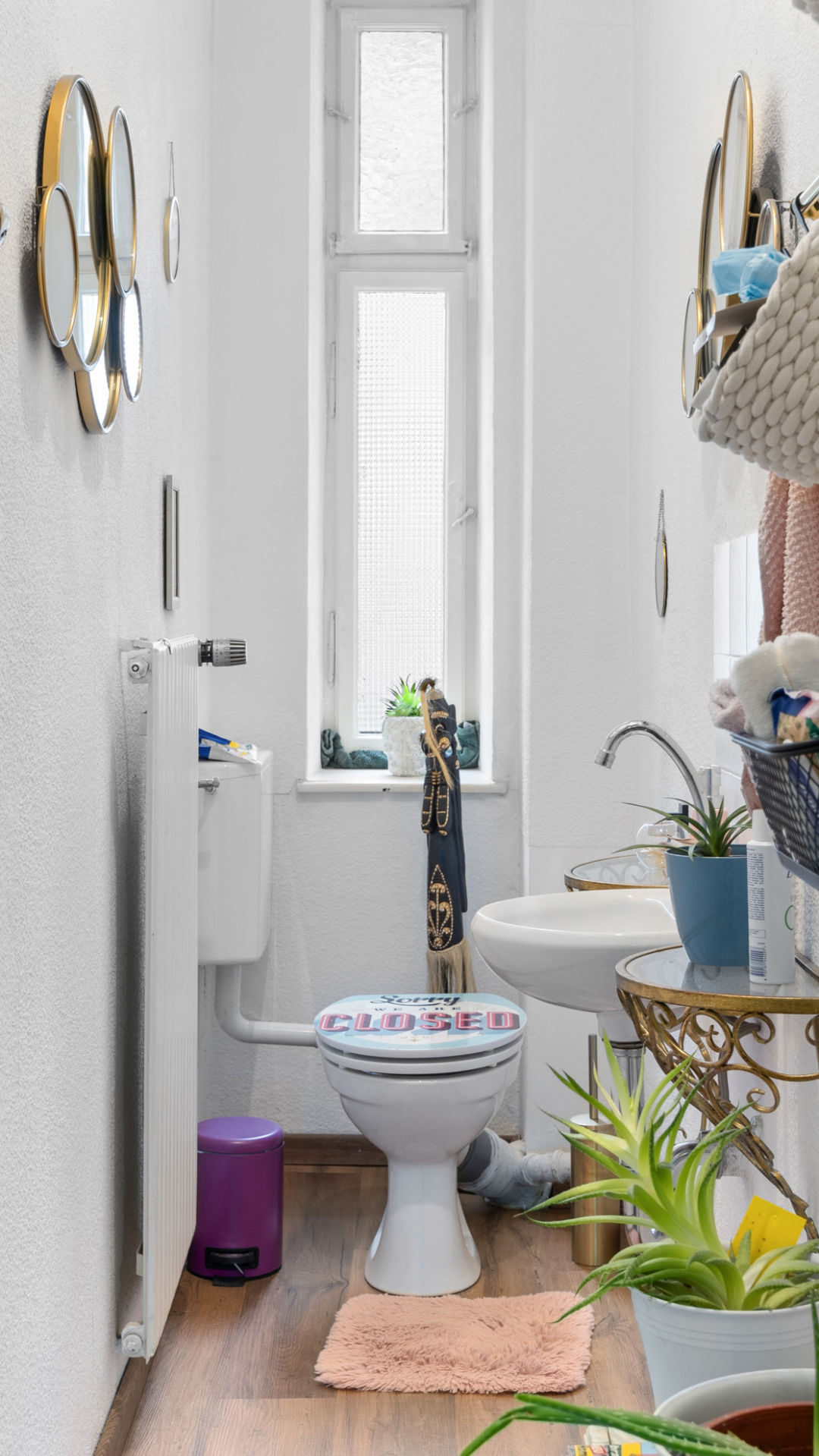 WC mit Waschbecken und Fenster