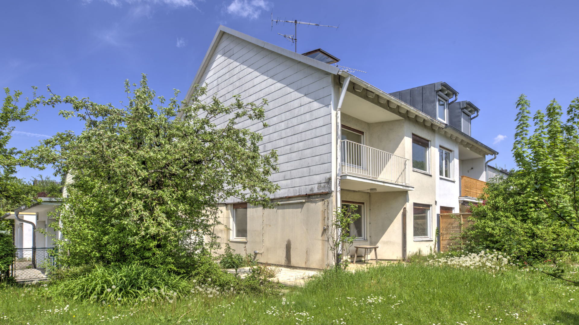 Renovierungsbedürftiges Haus auf schönem Grundstück