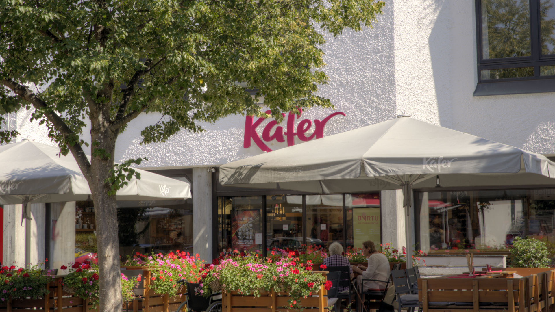 Feinkostgeschäft Käfer mit Café in Solln.